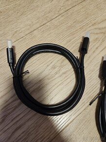 3 HDMI/Displayport kabely. - 4
