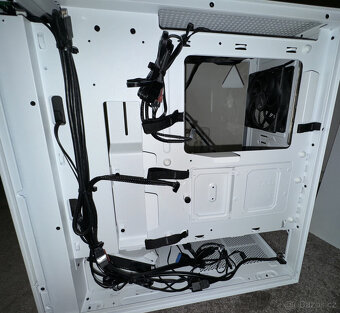 Prodám skříň NZXT H5 Flow s RGB větráky - 4