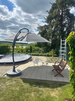 Slunná zahrada s bazénem, pergolou a technickým zázemím – Li - 4