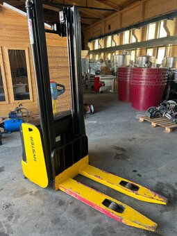 ELEKTRICKÝ RUČNĚ VEDENÝ VYSOKOZDVIŽNÝ VOZÍK HYSTER - 4