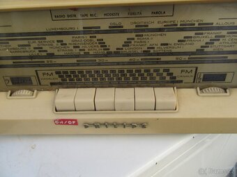 Nabízím historické radio Philips. Netestováno. Poškozená dy - 4