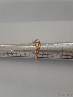 Zlatý prsten s růžovým kamínkem dvěma zirkony - 4