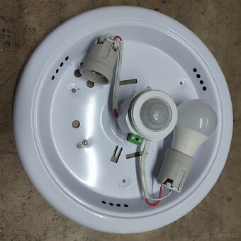 Stropní světlo s čidlem a žárovkou - 4