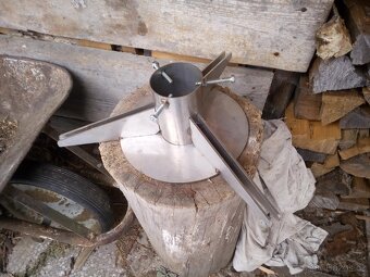 Stojan na vánoční stromek,nový,nerezový-průměr díry 8,5 - 4