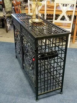 Kovová vinotéka. - 4