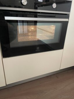 Electrolux vestavná mikrovlnná trouba 600 FLEX Quick&Grill E - 4