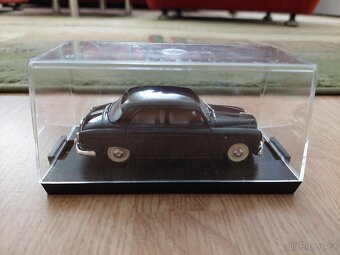 Fiat 1400B 1956 1:43 - BRUMM - 4