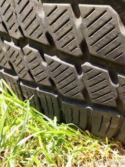 Prodám 1ks pneu goodride 215 65 R16c sw612 - 4