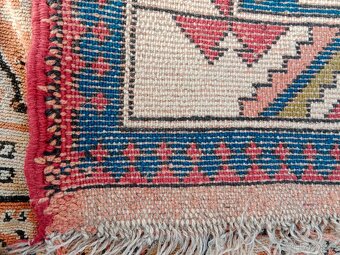 Pěkný starý ručně tkaný zachovalý koberec č.5 - 4