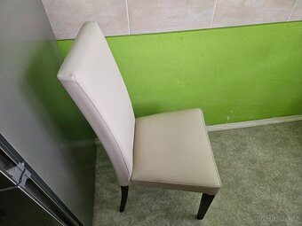 Jídelní stůl se 4 židlemi - 4