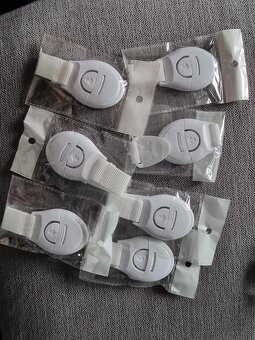 Zámky na dvířka a šuplíky 7ks bílé a 10ks černé - 4