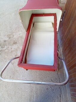 Starý kočárek pro panenky - 4