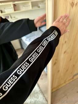 GUESS ČERNÁ MIKINA S KAPUCÍ - 4