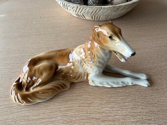 Royal Dux, Porcelánová soška - ležící chrt - 4