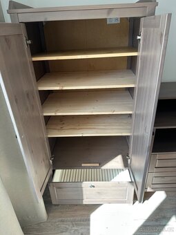 Skříň a přebalovací pult Ikea. - 4