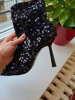 Černé flitrové kotníkové boty vel 39 jehlovém podpatku - 4