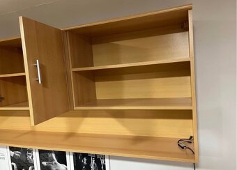 Dřevěná nástěnná skříň - 4