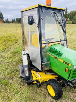 Vzácný zahradní traktor John Deere 285 s kabinou a radlicí – - 4