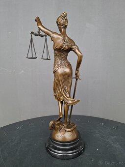 Bronzová socha bohyně Spravedlnosti - 4