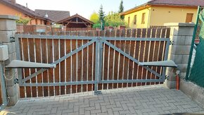 Vjezdová dvoukřídlá brána, branka a plotové pole. - 4
