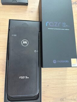 Motorola Razr 50 Ultra NOVÝ - 4