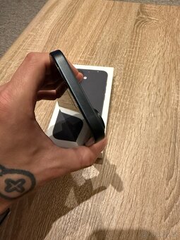 Apple iPhone 16 - 4
