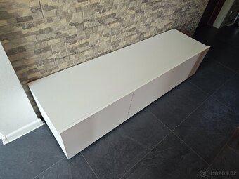Nízká skříňka bílý lesk - 4