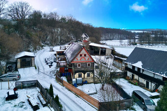 Rozmanitá usedlost s rozsáhlými pozemky 64 544 m² — Rochov u - 4