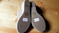 Nové pantofle s visačkou. - 4