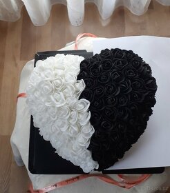 Srdíčko z umělých růžiček - rudé, červené, růžové, černo-bíl - 4