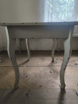 Bílý dřevěný stůl - 4