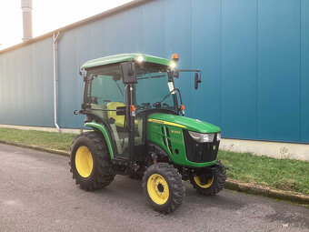 Traktor John Deere 3025E - 4