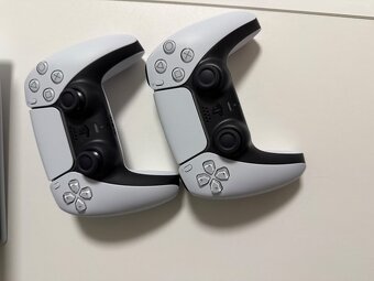 Herní konzole Playstation 5, 2 ovladače, téměř nepoužitá - 4