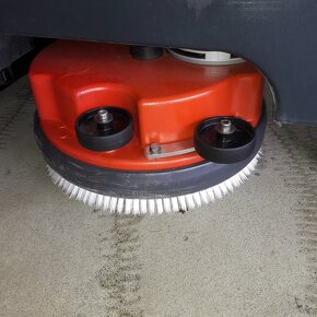 Podlahový mycí stroj Cleanfix Sauber RA 900 se sed.obsluhou - 4