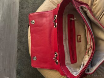 Krásná červená kabelka guess - 4