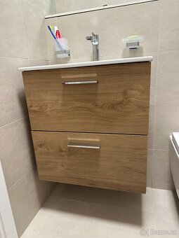 Koupelnová sestava s umyvadlem zrcadlem a osvětlením VitrA M - 4