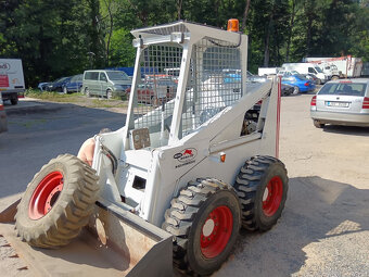 BOBCAT 825 smykový nakladač - 4