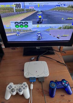 PS1 Slim v TOP stavu + hra Moto Racer a příslušenství - 4