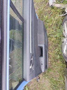 Prodám pravé dveře na škoda Superb combi - 4