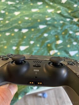 Dva ovladače PS5 Dualsense - 4