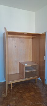 Lakovaná šatní skříň - 4