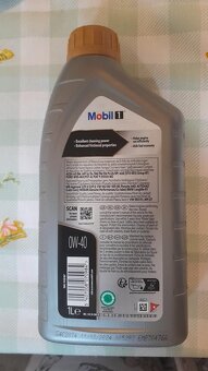 Motorový olej značky Mobil 1 0W-40 zlatý - 4