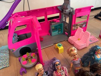 Barbie - karavan, lékárna, šatník + doplňky. - 4