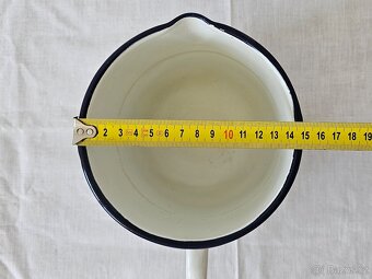 Starý smaltovaný bílý hrnec SFINX s výlevkou - 4