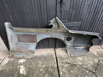 BMW E30 zadní blatník - 4