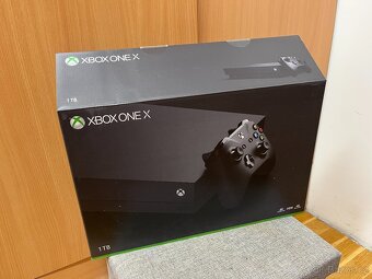 Xbox One X + 2x Controller - 4