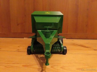 BRUDER 2017 Zelený BALÍKOVAČ slámy JOHN DEERE - 4
