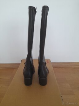 Černé kožené kozačky značky Baťa velikost 38 - 4