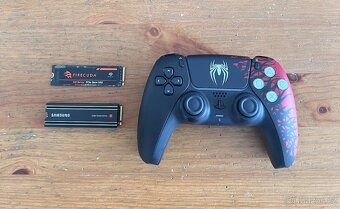 Sbírka ovladačů Dualsense PS5 i nabíječka a DualShock 4 V2 - 4