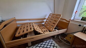 Prodám elektrickou polohovací postel ,chodítko plus pleny - 4